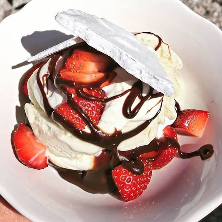 Dessert med jordgubbar och glass